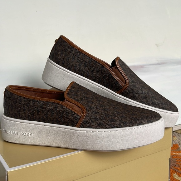 Michael Kors TEDDI SLIP ON
MK SIGNATURE SM
Platforms - Sneakers - Picture 5 of 16